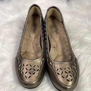 Hush Puppies Ladies Loafers Soft Style Size 6M Copper Gold Color